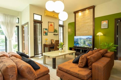 Communal lounge/ TV room, TV and multimedia, Living room, Seating area, Evening entertainment