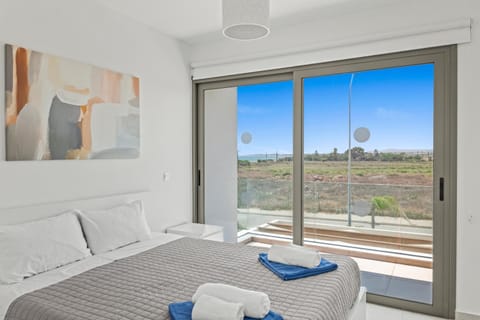 Bed, View (from property/room), Balcony/Terrace, Photo of the whole room, Bedroom, towels