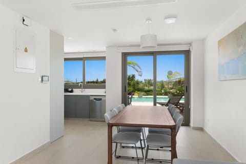 Dining area, Pool view, Swimming pool