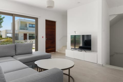 Communal lounge/ TV room, TV and multimedia, Living room, Seating area, Evening entertainment