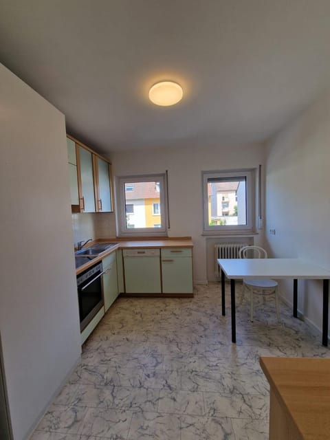 Kitchen or kitchenette, Dining area, stove