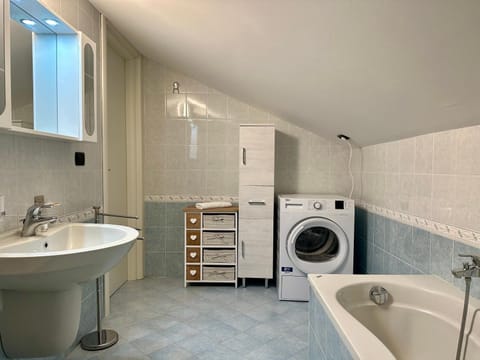 Bathroom, Kitchen or kitchenette, Bath, washing machine, dryer