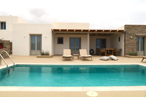 Property building, Balcony/Terrace, Dining area, Swimming pool, sunbed