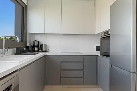 Coffee/tea facilities, Kitchen or kitchenette, dishwasher, stove, toaster