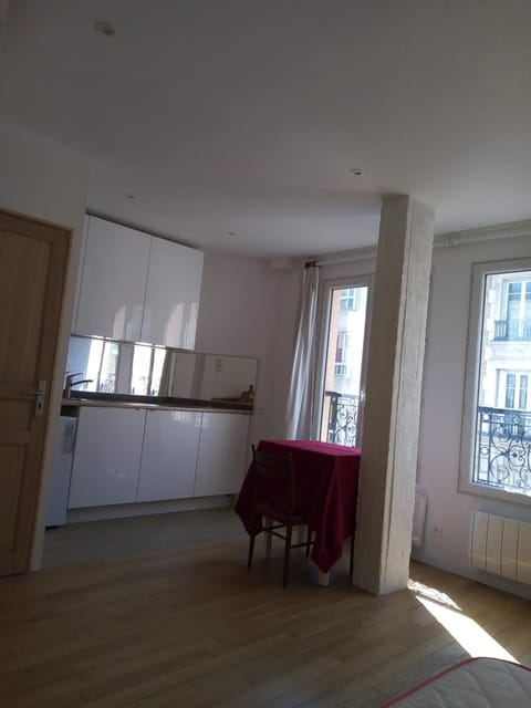 Studio Paris Apartment in Clichy