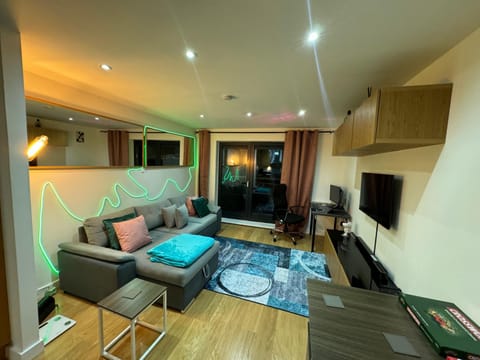 Communal lounge/ TV room, TV and multimedia, Living room, Seating area, Evening entertainment