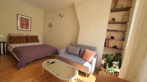 Bed, Living room, Photo of the whole room, Seating area, Bedroom