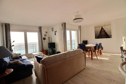 Annonce professionnelle. Grand appartement face mer au 4ème étage, 3 chambres, avec WIFI Apartment in Hauts-de-France