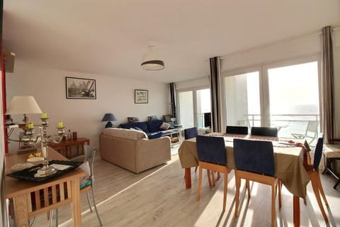 Annonce professionnelle. Grand appartement face mer au 4ème étage, 3 chambres, avec WIFI Apartment in Hauts-de-France