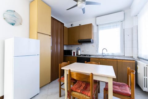 Kitchen or kitchenette, Other, Dining area, stove