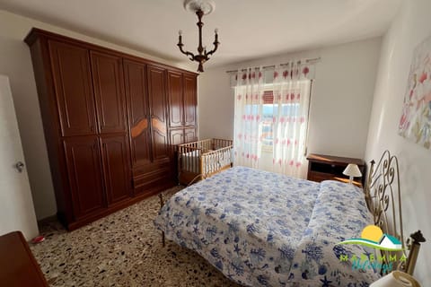 Photo of the whole room, Bedroom, wardrobe