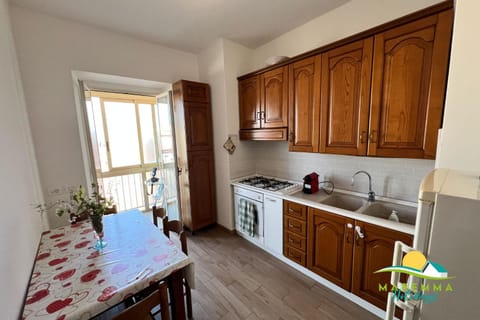 Kitchen or kitchenette, Dining area, oven, pet friendly, stove