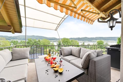 Day, Balcony/Terrace, Balcony/Terrace, Food and drinks, Seating area, Dining area, Food, Lake view, Drinks