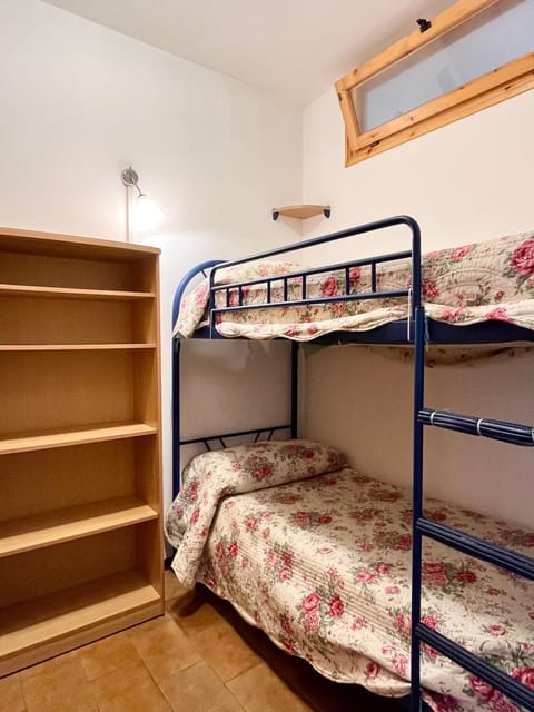 Bedroom, bunk bed