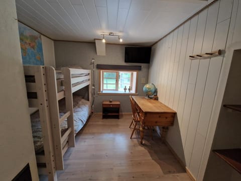 Bedroom, bunk bed