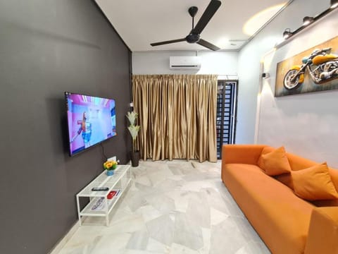 Communal lounge/ TV room, TV and multimedia, Living room, Seating area, air conditioner