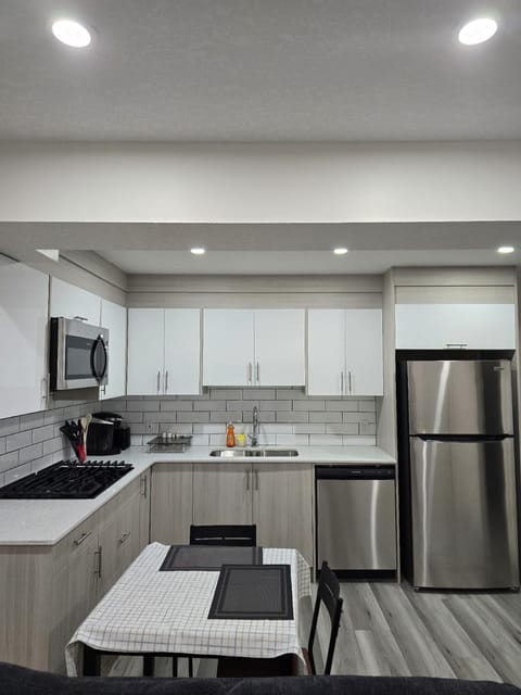 Coffee/tea facilities, Kitchen or kitchenette, Dining area, dishwasher, microwave, stove, toaster