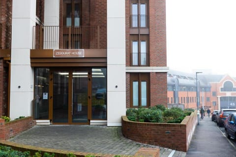 Property building, Facade/entrance, Day, Neighbourhood, Street view, Parking