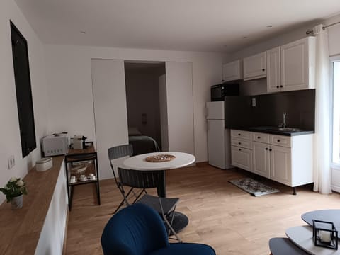 Kitchen or kitchenette, Dining area, oven