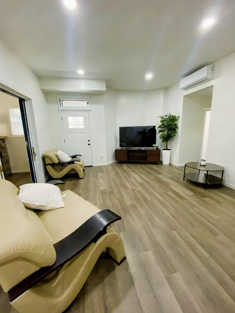 TV and multimedia, Living room, Seating area, air conditioner