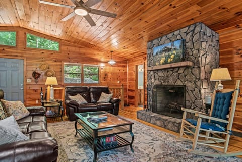 Dogwood Cabin with Dock! House in Lake Hartwell