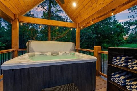 Lux Hochatown Cabin! 5 minutes to town-Hot Tub-Fire Pit-Game Room-Mtn Views House in Oklahoma