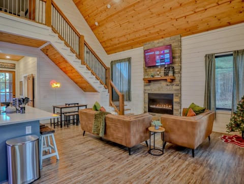 Lux Hochatown Cabin! 5 minutes to town-Hot Tub-Fire Pit-Game Room-Mtn Views Casa in Oklahoma