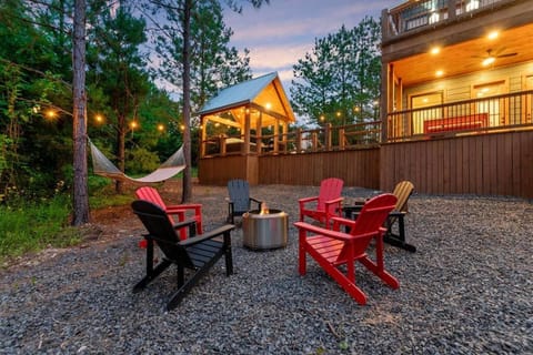 Lux Hochatown Cabin! 5 minutes to town-Hot Tub-Fire Pit-Game Room-Mtn Views House in Oklahoma