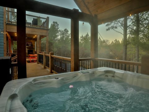 Lux Hochatown Cabin! 5 minutes to town-Hot Tub-Fire Pit-Game Room-Mtn Views Casa in Oklahoma