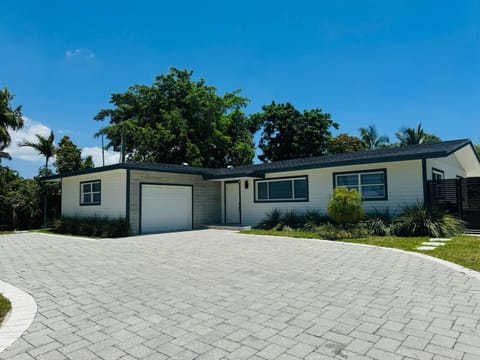 Cozy house in Miami with in Ground Pool House in Golden Glades