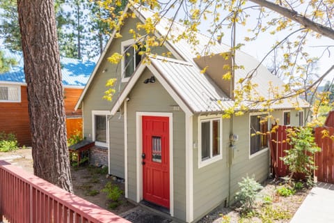 Fern Grove - Hot Tub, Pet Friendly, Walk to Lake! House in Tahoe City