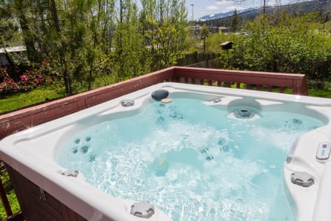 Fern Grove - Hot Tub, Pet Friendly, Walk to Lake! House in Tahoe City