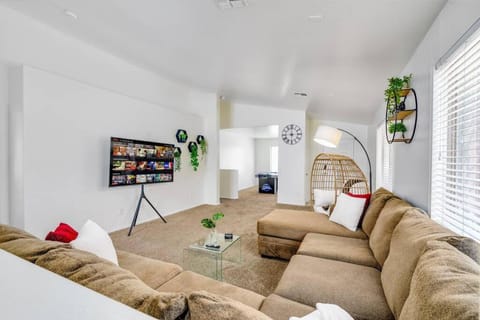 Great location near shopping & entertainment House in Glendale