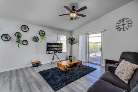 Great location near shopping & entertainment House in Glendale