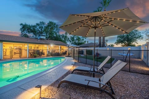 NEW Heated Pool Pet Friendly King Bed Cornhole Grill House in Tempe