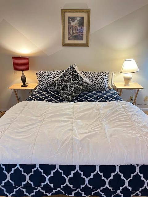 F2 Private Room in Surrey Near Shopping, Restaurants, Transit to Skytrain Vacation rental in Surrey