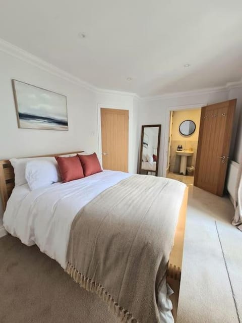 Luxury, Spacious 3 Bedroom, Beachfront Apt with Parking & Courtyard - Shoreside Apartment in Margate