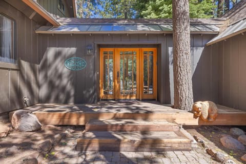 Happy Hideaway in Tahoe Donner Pet Friendly 3 BR w Amenities House in Truckee