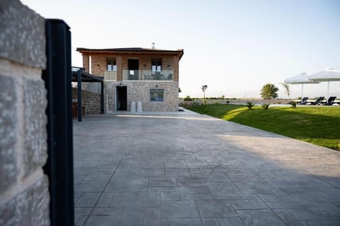 Property building, Day, Garden, Garden view