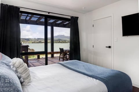 Bedroom, Mountain view