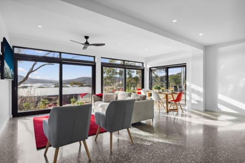 Living room, Seating area, Dining area, Mountain view