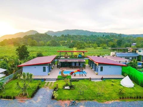 Property building, Day, Natural landscape, Garden, Garden view, Mountain view, Pool view, Swimming pool