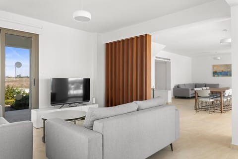 Communal lounge/ TV room, TV and multimedia, Living room, Seating area, Evening entertainment