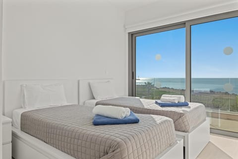 Bed, Natural landscape, View (from property/room), Balcony/Terrace, Photo of the whole room, Bedroom, Sea view, towels