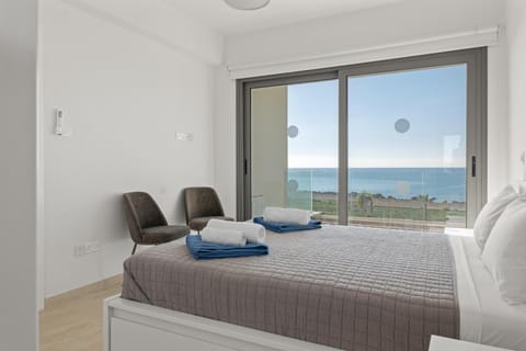 Bed, Natural landscape, Photo of the whole room, Seating area, Bedroom, Sea view, towels