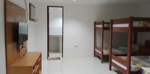 Communal lounge/ TV room, TV and multimedia, Photo of the whole room, bunk bed, air conditioner