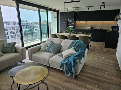 Kitchen or kitchenette, Seating area, Dining area