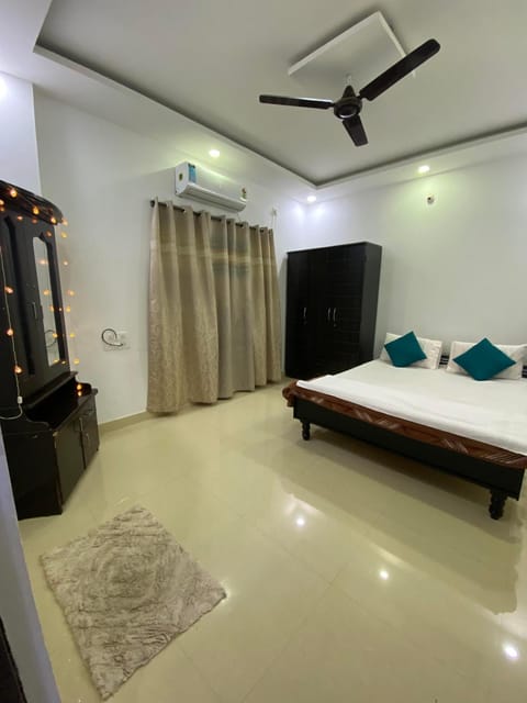 Communal lounge/ TV room, Bed, Bedroom, hair dresser, wardrobe, air conditioner