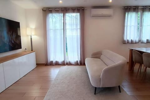 TV and multimedia, Living room, Seating area, air conditioner