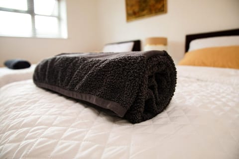 Bed, Bedroom, towels